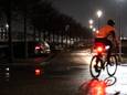 De Lentse Warande een avond na het geweldsincident. Het grootste deel van de geparkeerde auto's is van sporters, die verderop meedoen aan een sportles. Er staat slechts een enkele ‘hangauto’ geparkeerd.