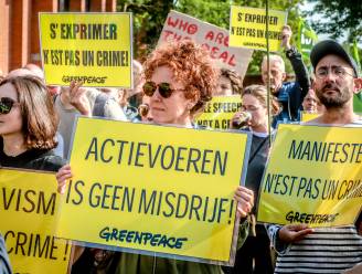 150-tal leden van Greenpeace voert actie voor Brugs gerechtsgebouw: "Proces tegen 14 activisten is pure intimidatie”