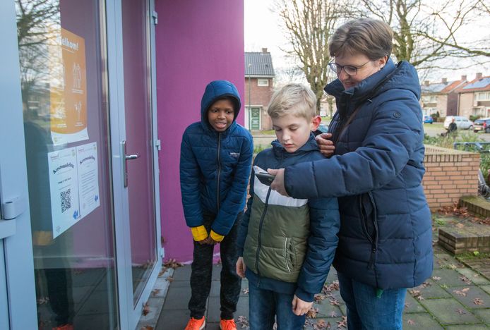 Marijke Pellemans en haar zoon Bram (m) en Alex.