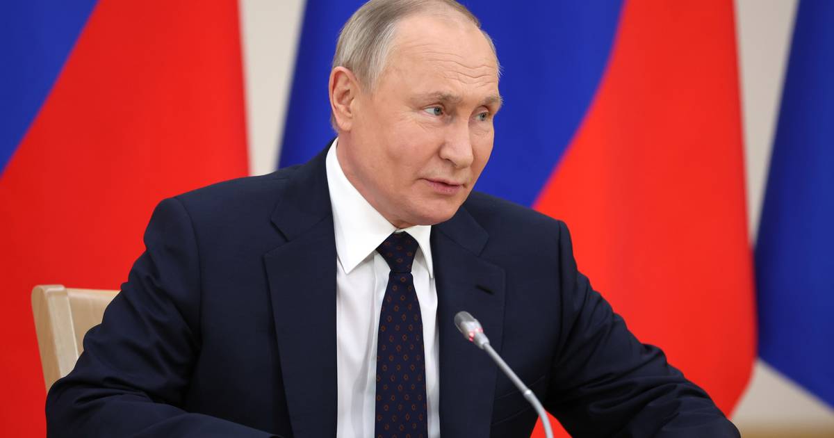 Putin will hold an hour-long press conference tomorrow: “More than a million and a half questions were asked.”  outside