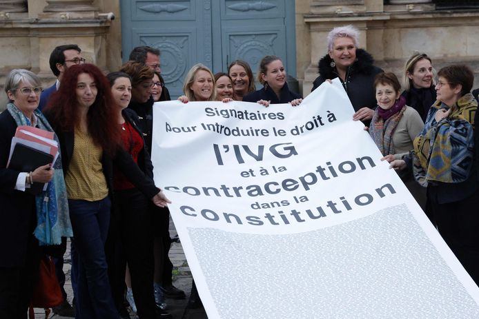 Des députés de La France Insoumise (LFI) et des membres d'associations pro-avortement devant l'Assemblée nationale à Paris, le 24 novembre 2022.