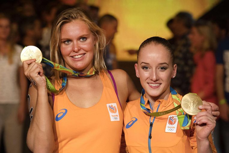 Turnster Sanne Wevers (rechts) en zwemster Sharon van Rouwendaal (links) worden in het Holland Heineken House gehuldigd voor hun gouden medailles. Beeld anp
