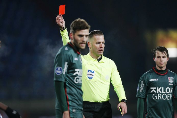 Scheidsrechter Danny Makkelie stuurt Ulrik Jenssen van het veld.
