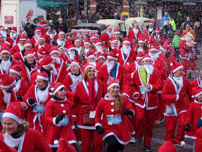 Rennende kerstmannen tijdens de Santarun in Naaldwijk.