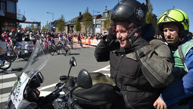 Jos Hayen op zijn motor tijdens de Waalse Pijl. Beeld Marcel van den Bergh /  de Volkskrant