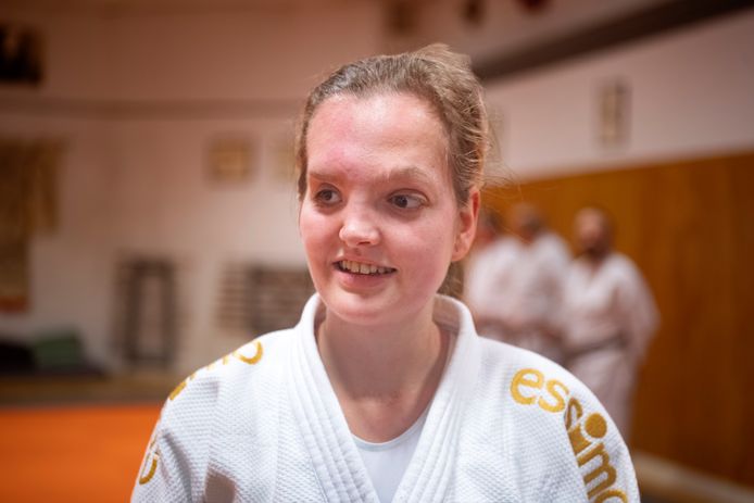 Lisanne Verbeek kan niks zien, maar judoot met reguliere judoka’s in de Apeldoornse judoclub Sakura.