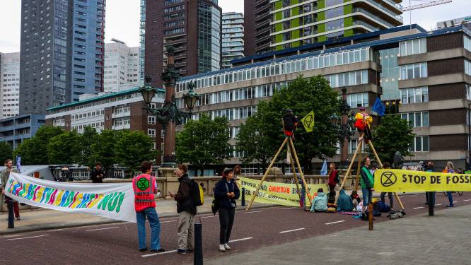Meerdere kruispunten geblokkeerd tijdens reeks milieuacties in regio Rotterdam, 13 aanhoudingen 