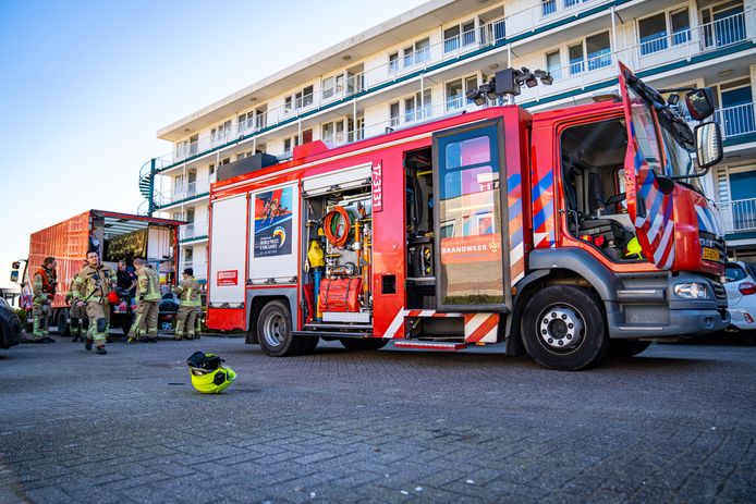 De brandweer rukte massaal uit voor een brand in een portiekflat in Spijkenisse.