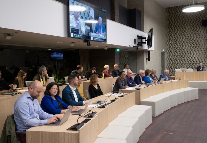 De lijsttrekkers tijdens de duidingsavond donderdag. derde van links vooraan zit Rik Thijs van GroenLinks