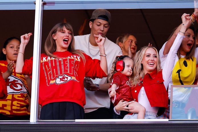 Taylor Swift en Brittany Mahomes in het Arrowhead Stadium op 22 oktober 2023 in Kansas City, Missouri.