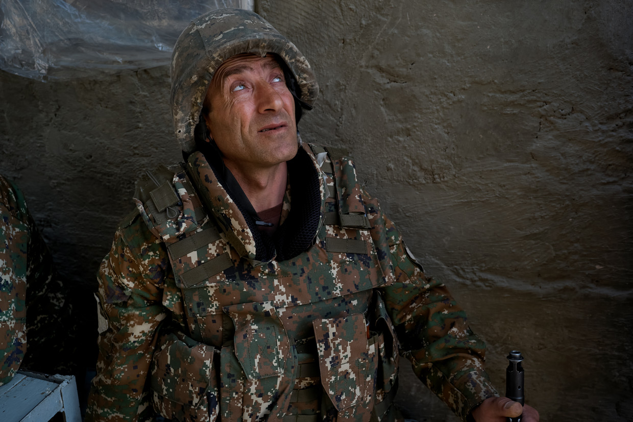 Een Armeense militair kijkt aan het front in Nagorno-Karabach naar de lucht, waar hoorbaar een drone vliegt. Azerbeidzjan boekt succes in de strijd met onbemande vliegtuigjes van Turkse en Israëlische makelij. Beeld Getty Images