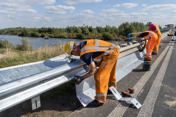 Aanleg van het geluidsscherm aan de vangrail op de Veluwemeerbrug (N302) tussen Flevoland en Gelderland bij Harderwijk.