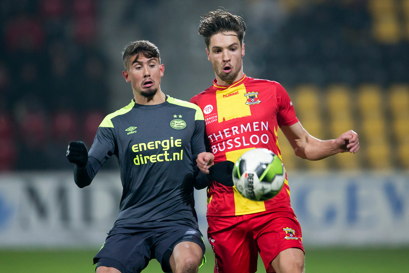 Ramon Pascal Lundqvist in duel met Go Ahead Eagles.