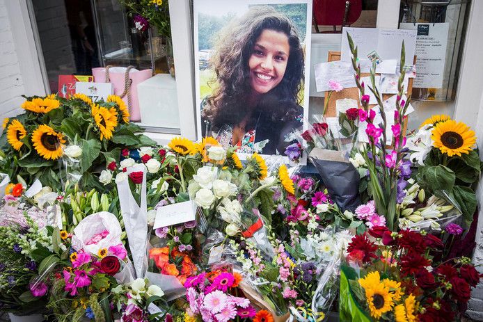 Bloemen tijdens de herdenking van Nikki Lawalata