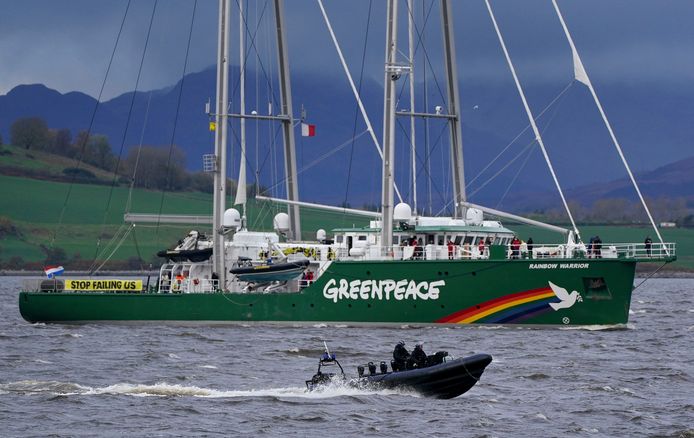 Het schip van Greenpeace wordt begeleid door de politie.