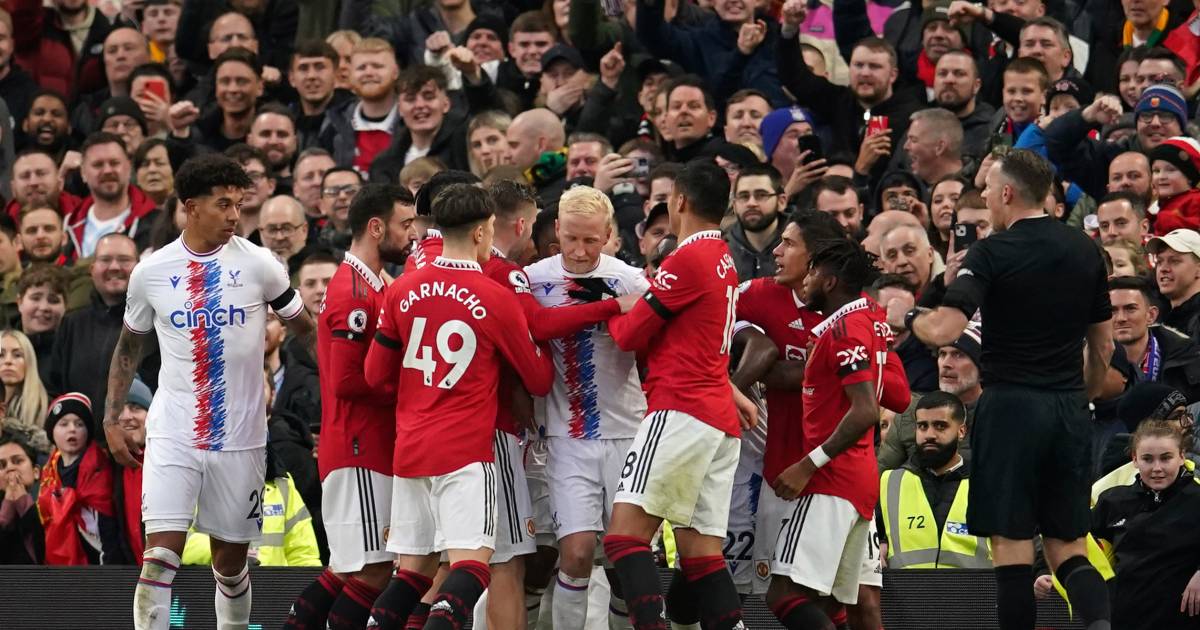 Forse boetes voor Manchester United en Crystal Palace na handgemeen bij overtreding op Antony