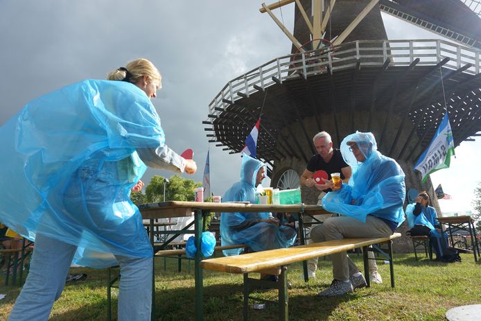 De regen kon vorig jaar de pret niet bederven tijdens FestiWal.