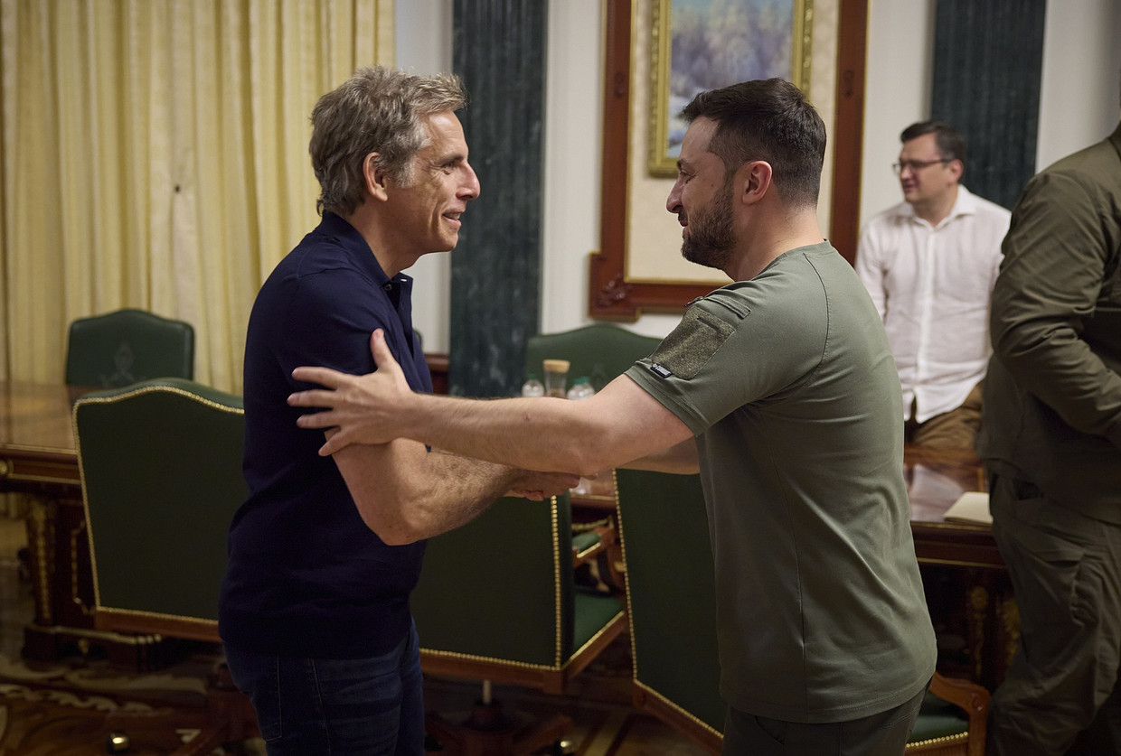 Acteur en regisseur Ben Stiller was afgelopen maandag de laatste in het rijtje beroemdheden om Zelensky de hand te schudden. Beeld ANP / EPA