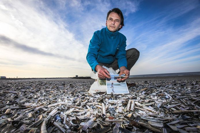 Jan Seys van het Vlaams Instituut voor de Zee op het strand van Oostende.