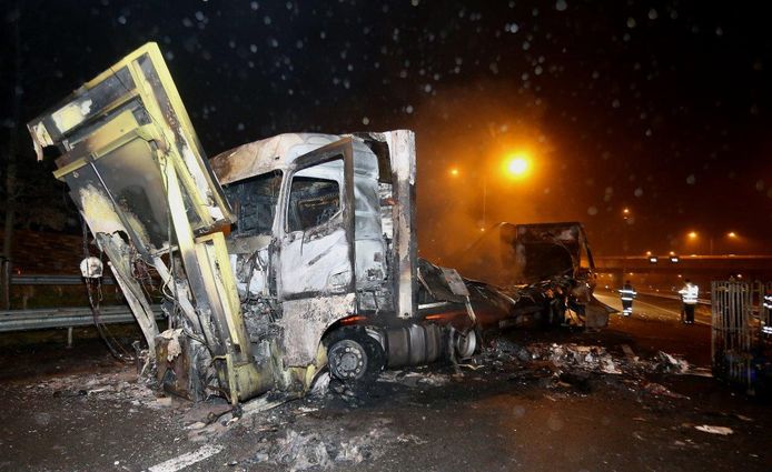 Het wrak van de vrachtwagen op de A2.