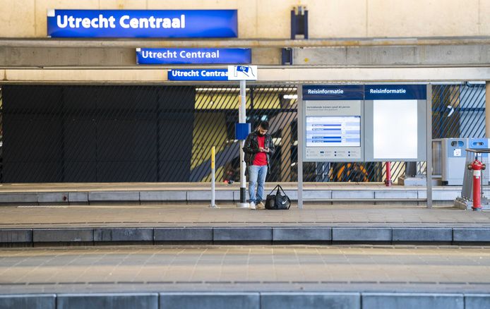 Een gestrande reiziger in het lege station Utrecht Centraal, bij een vorige staking.