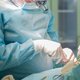 Bizar: chirurg brandt zijn initialen in lever van patiënten