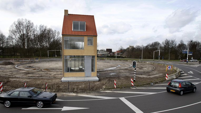 In Tilburg zette kunstenaar John Kormeling een paar jaar geleden een huis neer op een rotonde Beeld ANP