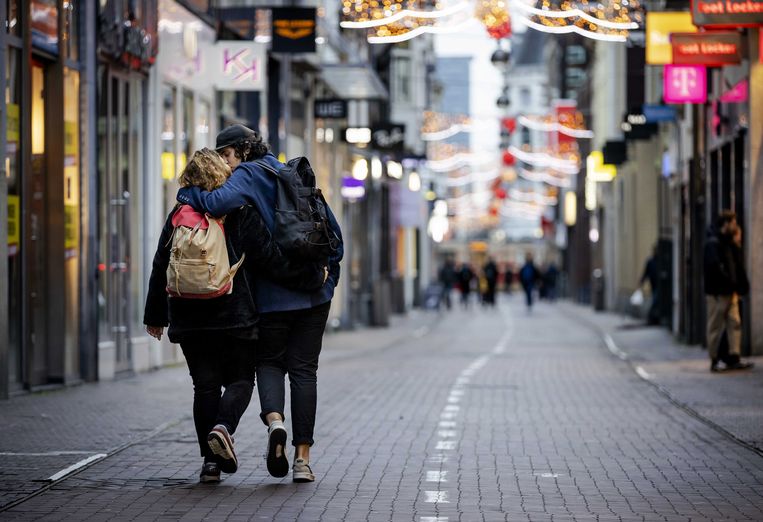Een bijna lege winkelstraat in Den Haag. INretail pleit ervoor dat mensen ook in niet-essentiële winkels bestellingen af kunnen halen. Beeld ANP