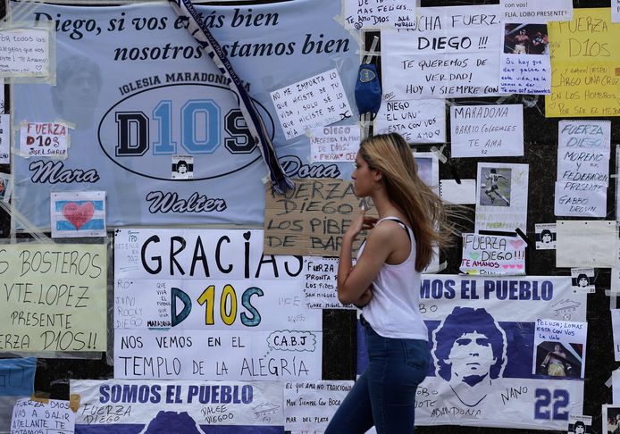 Veel steunbetuigingen voor Maradona in Olivos, de buitenwijk van Buenos Aires waar Diego geopereerd werd.