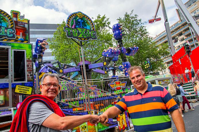 Lauran Wijffels (links) ontmoet een oude bekende: Niek Moonen, die met de Toxic op de Tilburgse kermis staat.