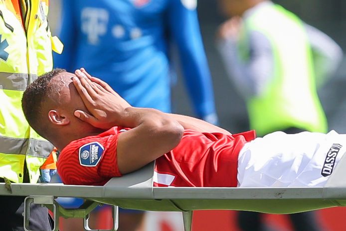 Tommy St. Jago wordt van het veld gedragen na het oplopen van zijn blessure in de vriendschappelijke wedstrijd tegen Fortuna Sittard, in augustus van dit jaar.