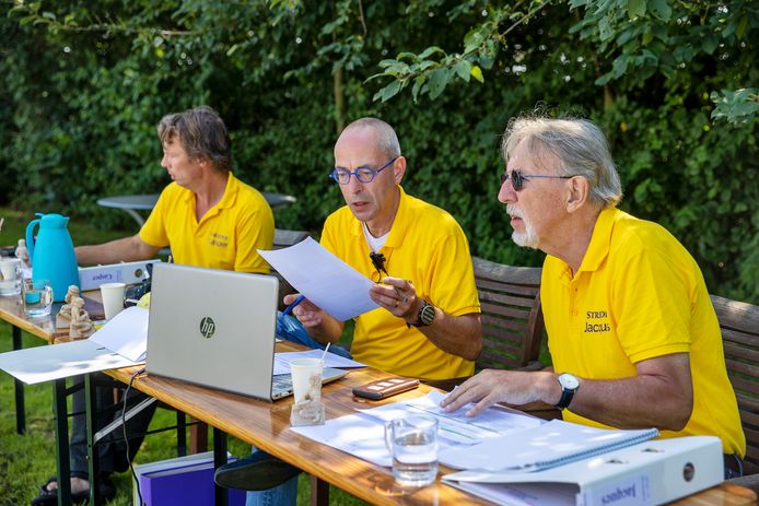 Jacques Vriens, zijn zoon Casper en Bas Leenders tijdens de audities.