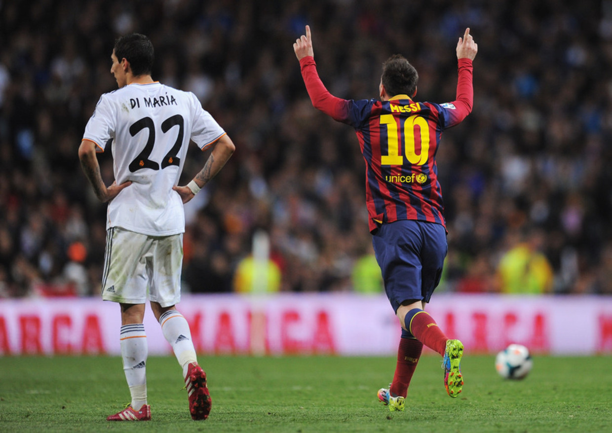 Messi viert de derde goal van Barcelona, Real Madrid-speler Angel Di Maria treurt Beeld getty