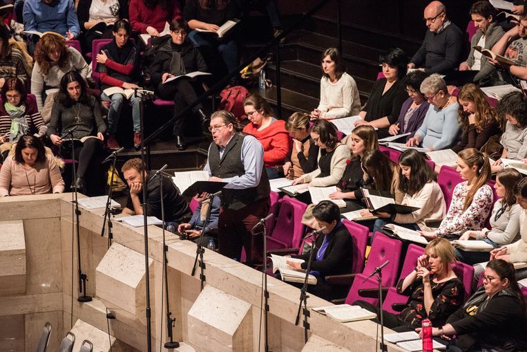 Repetitie van het Rotterdams Philharmonisch Orkest en het groot omroepkoor van Hilversum, voorbereiding van de achtste symfonie van Mahler in De Doelen, Rotterdam.  Beeld Simon Lenskens
