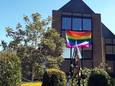 De regenboogvlag hangt zondag aan het Sociaal Huis als teken van solidariteit met holebi-, transgender en