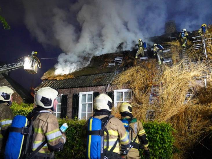 Ronald Hein ziet zijn woonboerderij in Den Dungen in vlammen opgaan: ‘Gelukkig is de schade alleen materieel’