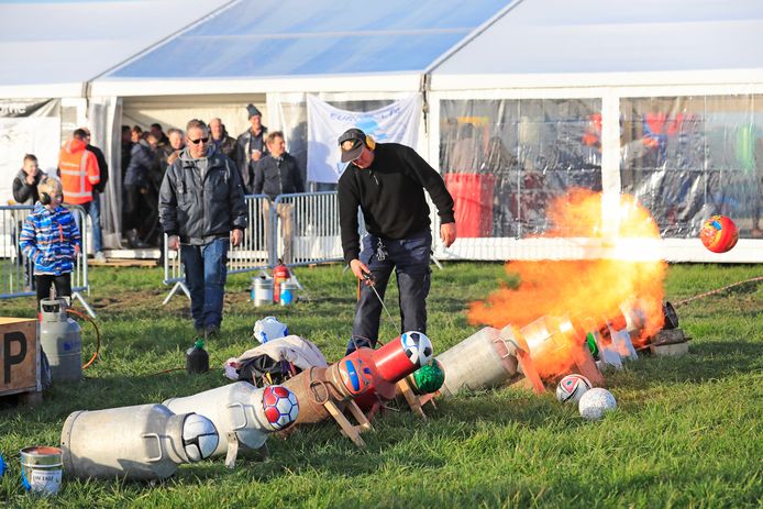 Carbid schieten is op veel plaatsen in Nederland een geliefde bezigheid. Hier in Rockanje.