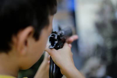 Vijftienjarige richt nepwapen op hoofd van leerling bij ruzie op speelplaats van SMI Lembeek