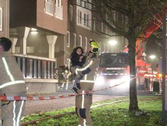 Politie praat met buurtbewoners over brand bij flat aan de Laan van Wateringse Veld