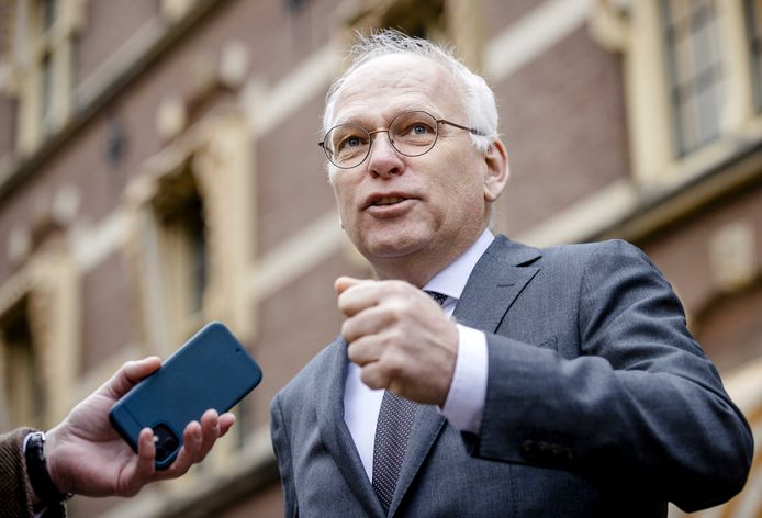 Mest, stikstof, pulsvissen – telkens krijgt Nederland het deksel op de neus in Brussel. Op de foto: Piet Adema, minister van Landbouw, die deze week zijn excuses aanbood aan de Tweede kamer en boeren.