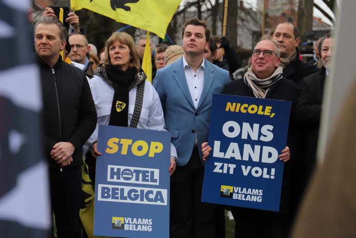 Vlaams Belang eist ontslag staatssecretaris Nicole de Moor nadat asielzoekers in Ibis-hotel Ruisbroek belanden