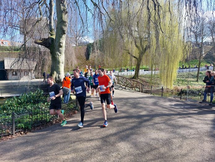 De eerste renners schoten uit de startblokken, zondagochtend tijdens de Stevensloop in Nijmegen