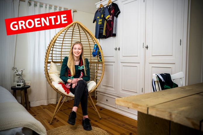 Pam de Jong in haar kamer.