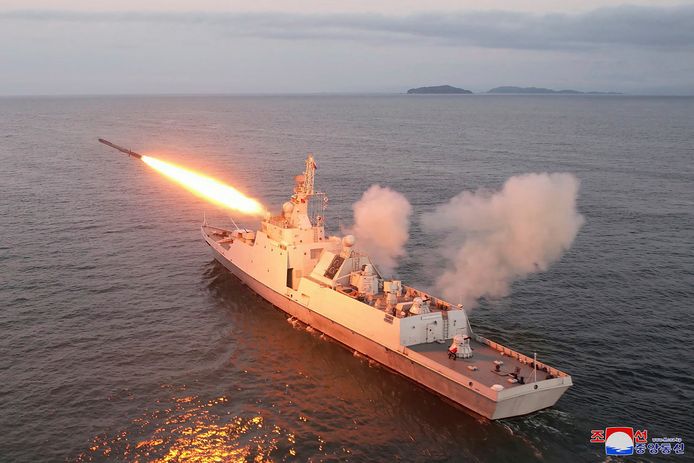 Het Noord-Koreaanse leger test kruisraketten vanaf een oorlogsschip. Beeld van eerder deze maand.
