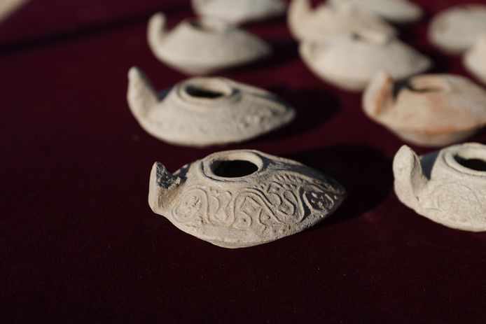 Глиняные лампы, возможно, служили для освещения пещеры, но они также использовались в религиозных церемониях.