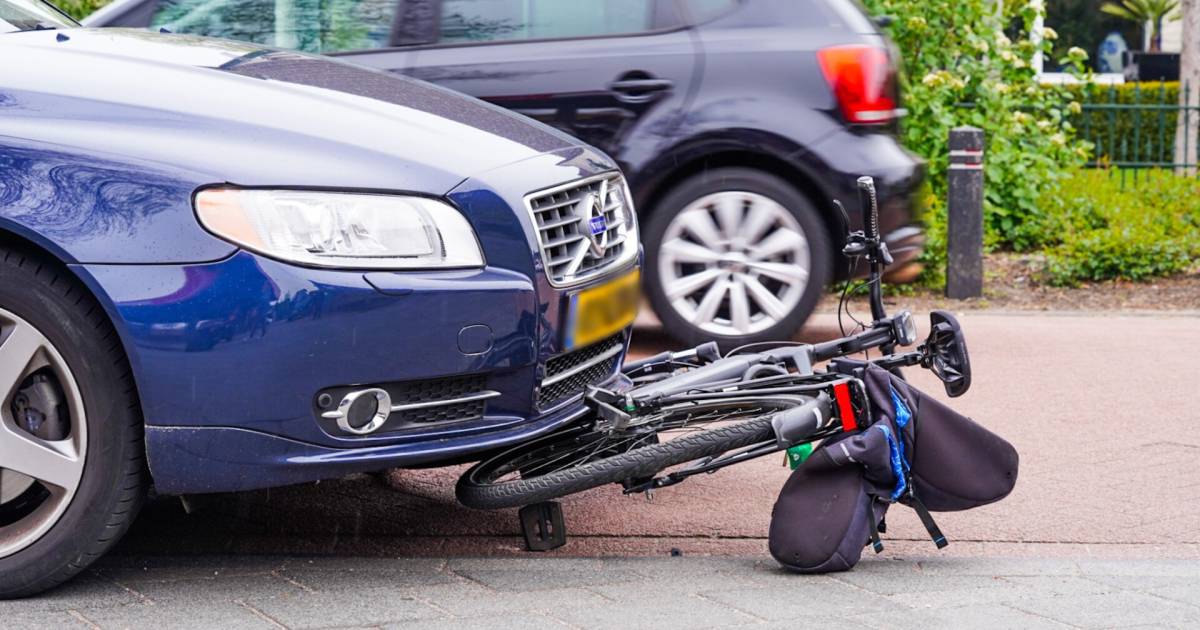 Zwaargewonde fietser door aanrijding met auto in Geldrop.