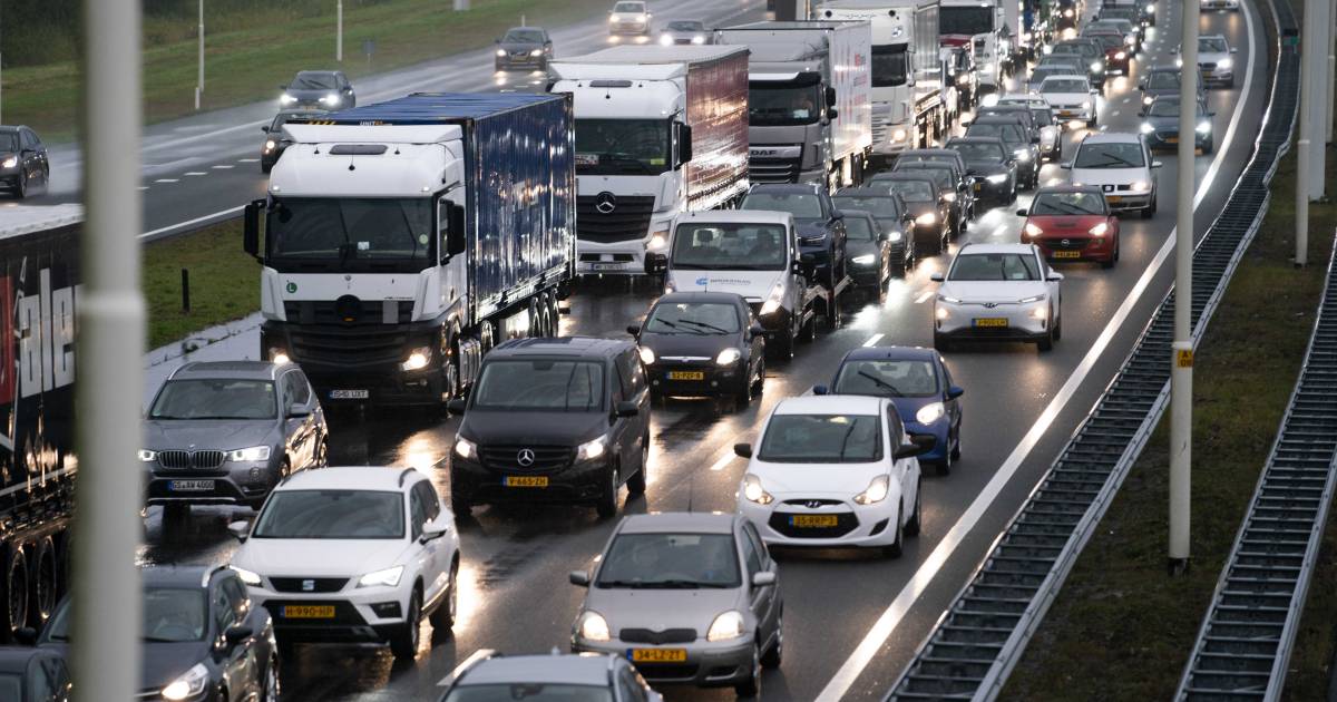 Drukke avondspits door ongelukken en weekendjes weg.