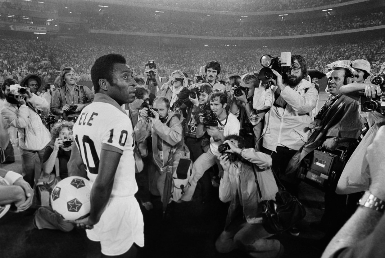 Fotografen in New York verdringen elkaar om het beste plaatje van Pelé te schieten, in augustus 1977. Beeld imago images/WEREK