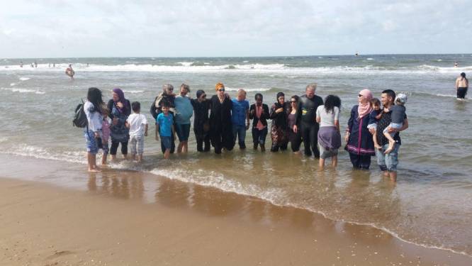 Klein boerkiniprotest op strand Scheveningen en Zandvoort