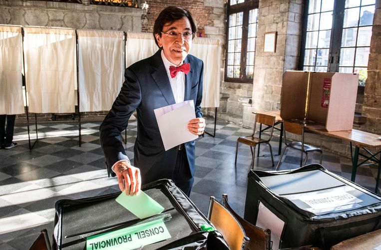 Elio Di Rupo (PS) brengt zijn stem uit in Bergen. Beeld Photo News